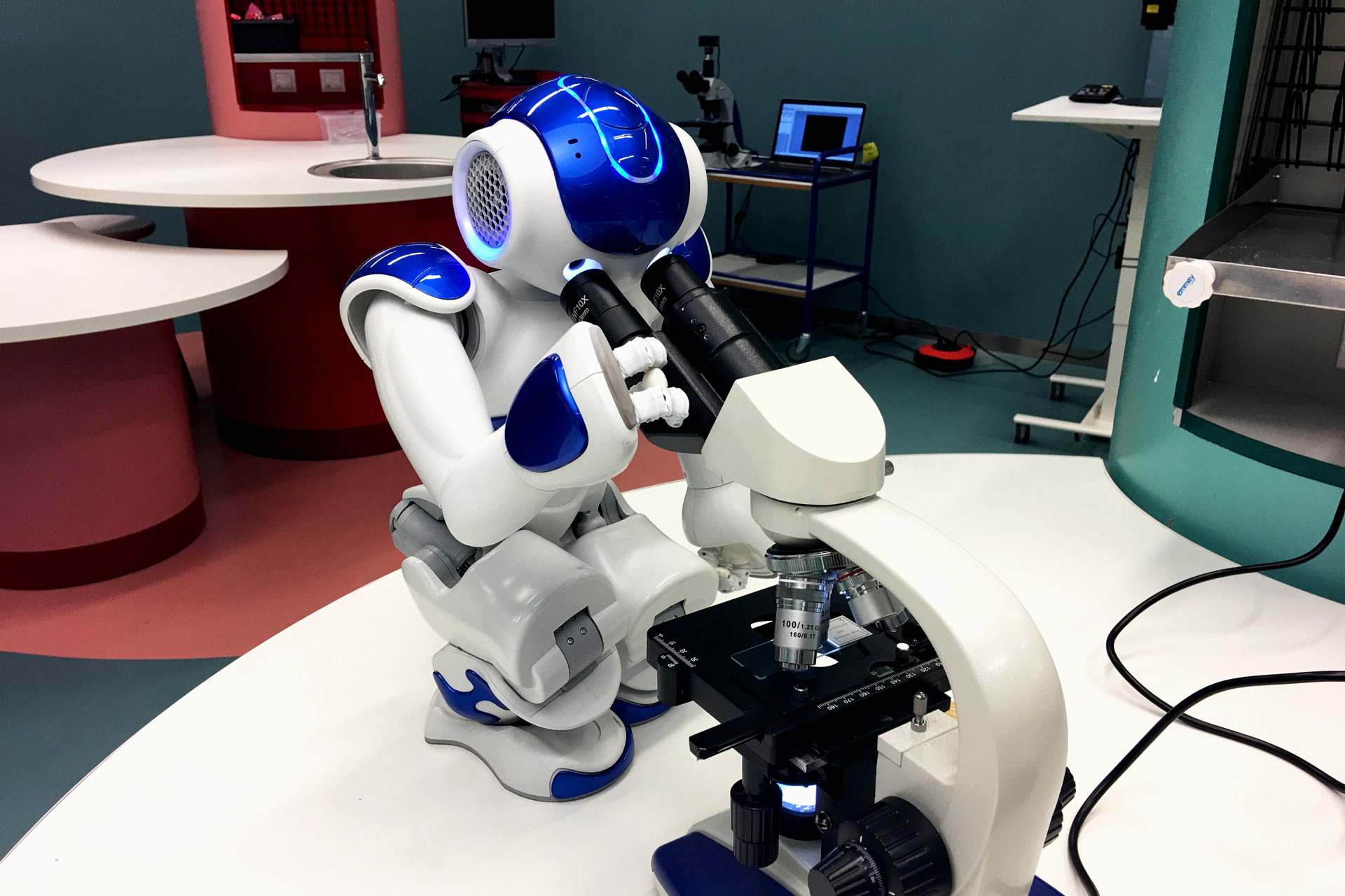 En robot kollar på kroppen i mikroskop hos expectrum i Västerås. Foto: expectrum