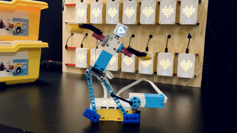 Rörlig gifbild - En dansande Legorobot från LEGO Spike programmering hos expectrum. Foto: Pressbild Lego
