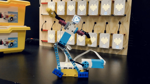 Rörlig gifbild - En dansande Legorobot från LEGO Spike programmering hos expectrum. Foto: Pressbild Lego