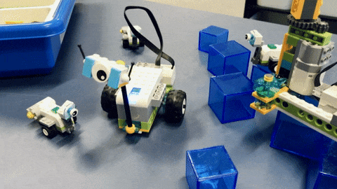Rörlig gifbild - Robot på två hjul från aktiviteten WeDo på expectrum. Foto: expectrum