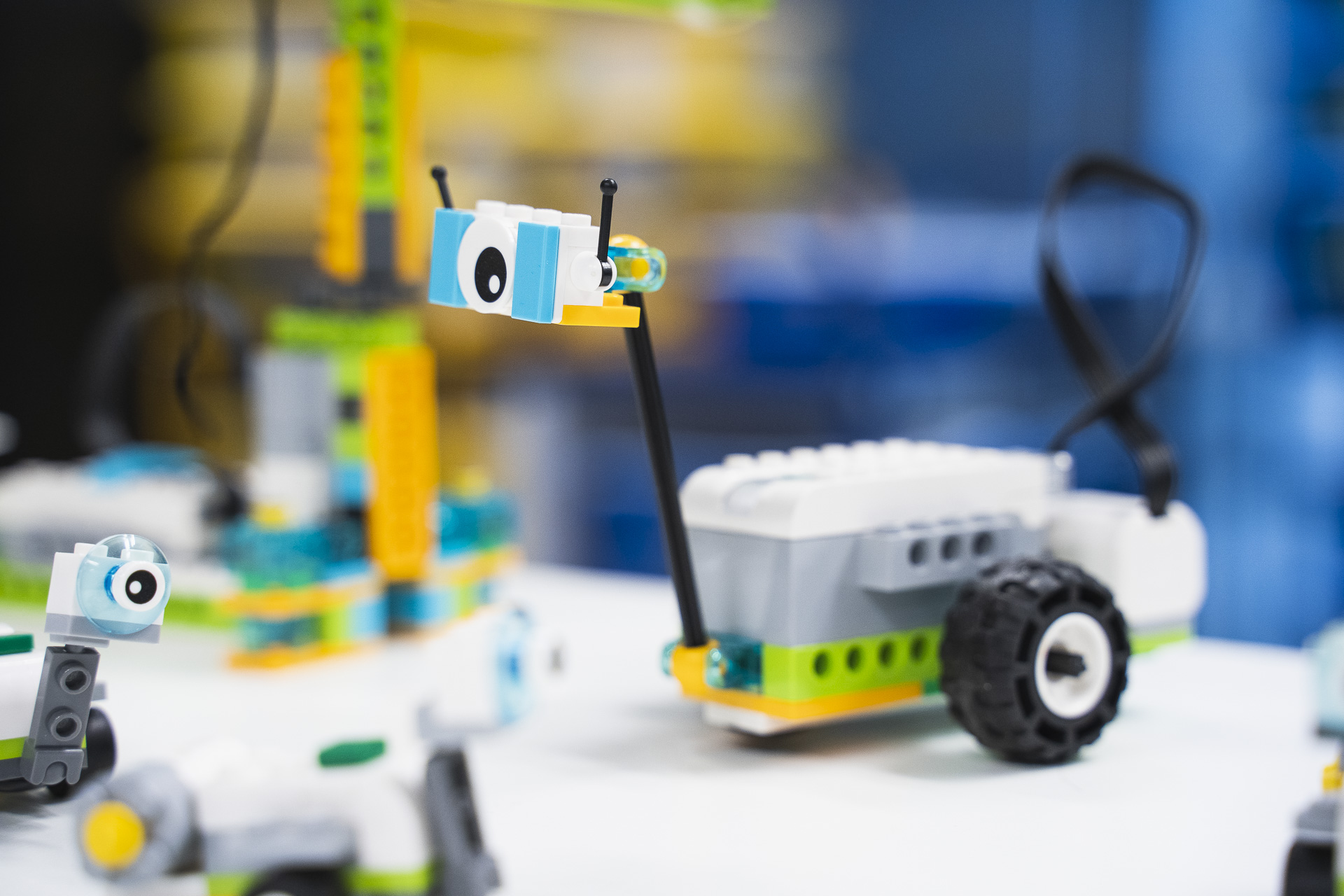 Små legorobotar från kursen WeDo på expectrum. Foto: expectrum