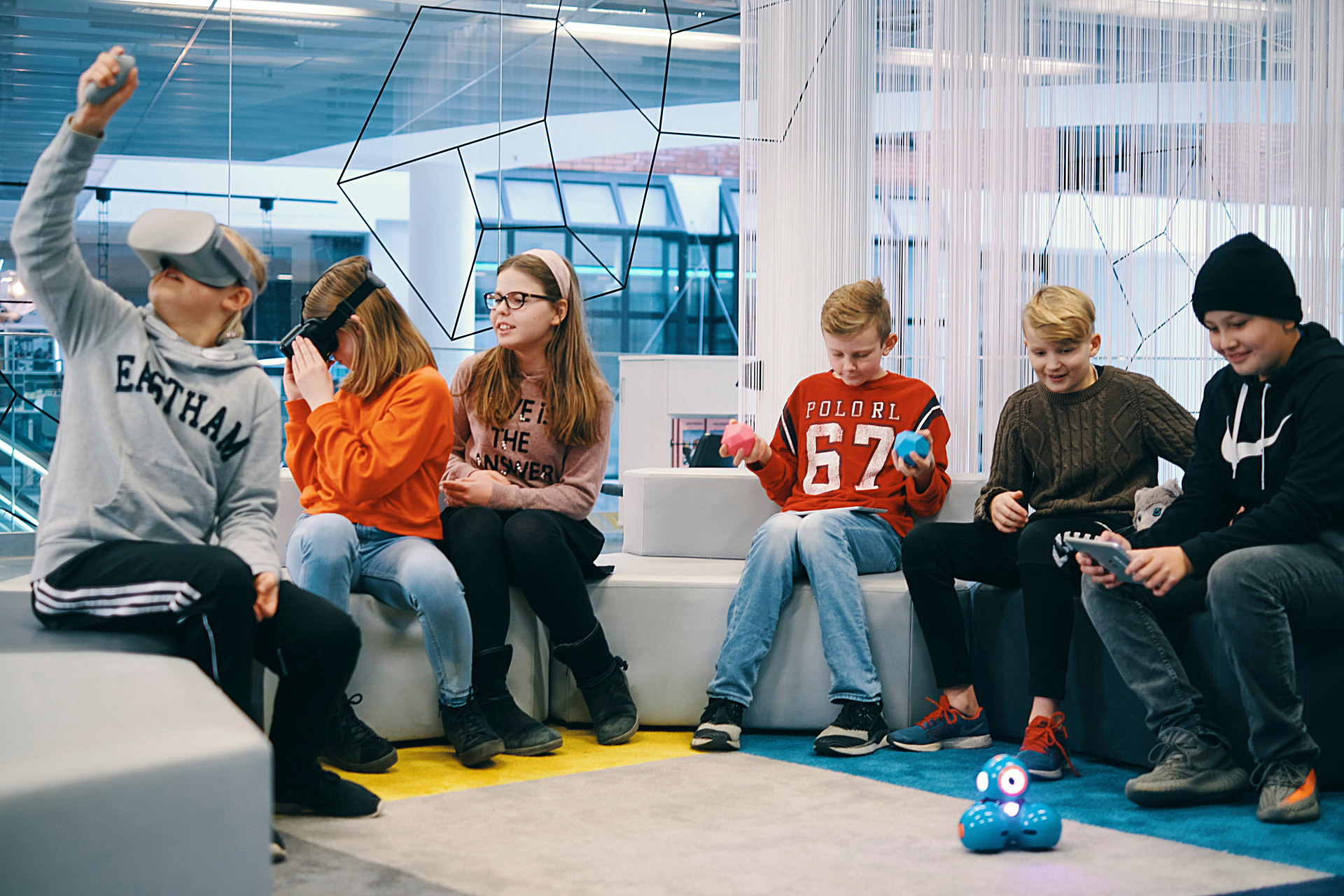 Elever provar på VR, programmera och utforska på expectrum i Västerås. Fotograf: Af Adam