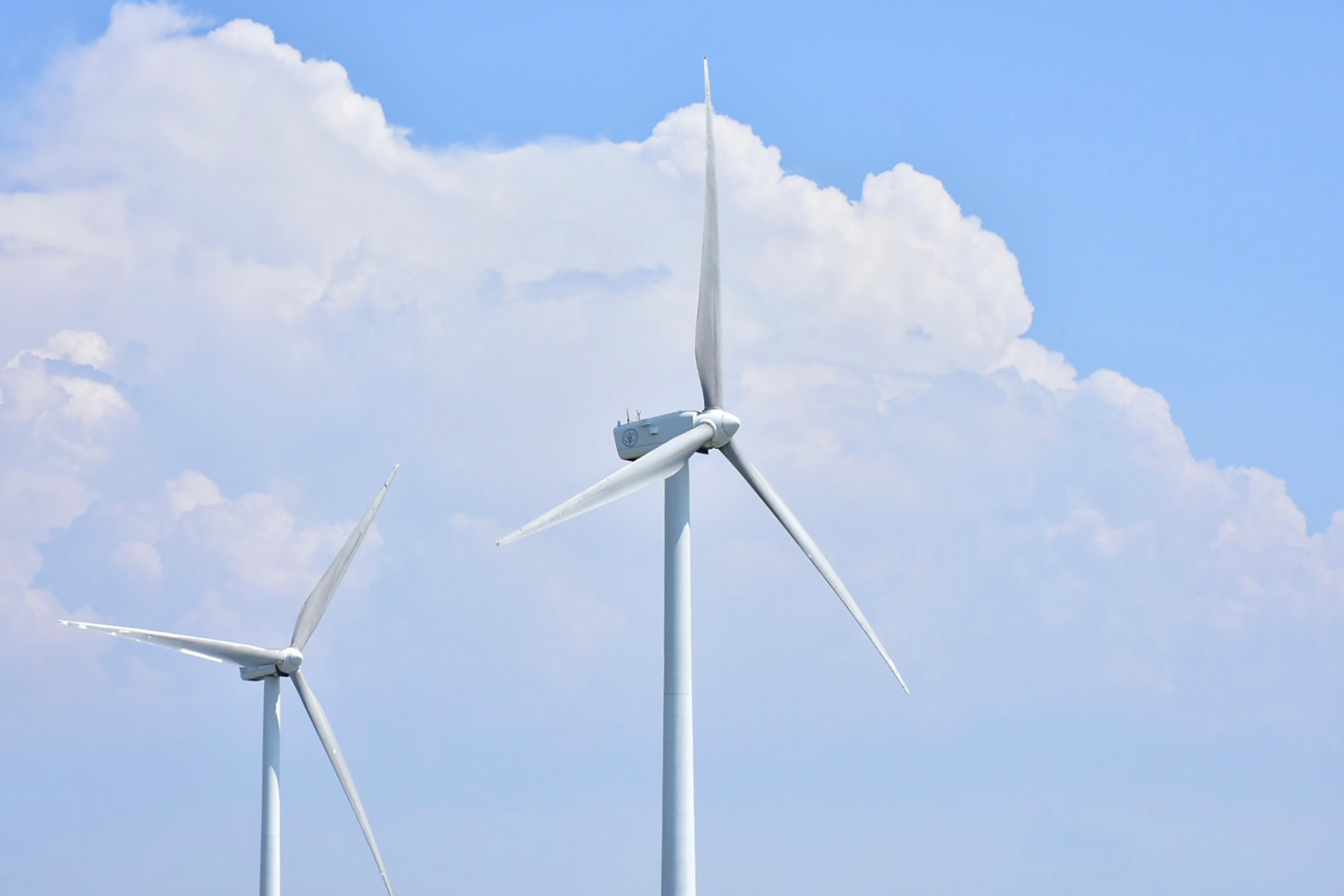 Två vindkraftverk. NTA - Energi och hållbar utveckling. Foto: Unsplash