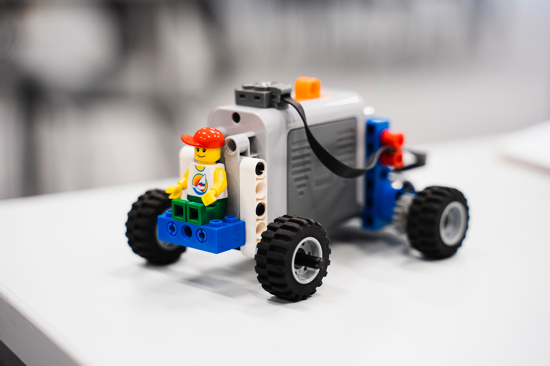 En motordriven bil i lego från skolbesöket motordrivna figurer hos expectrum. Fotograf: Matilda Hildingsson