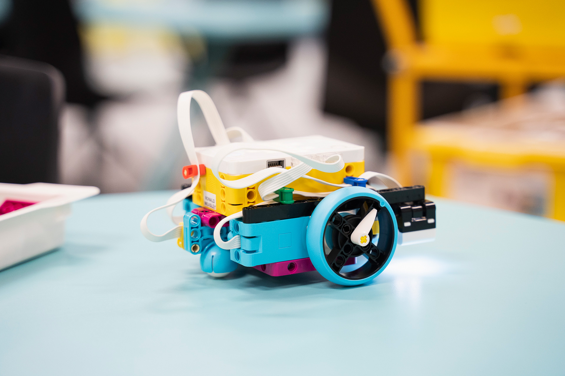 En motordriven figur i lego från skolbesöket motordrivna figurer hos expectrum. Fotograf: Matilda Hildingsson