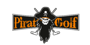 Logotyp för Hälla Piratgolf, texten Piratgolf i orange med en pirat i mitten